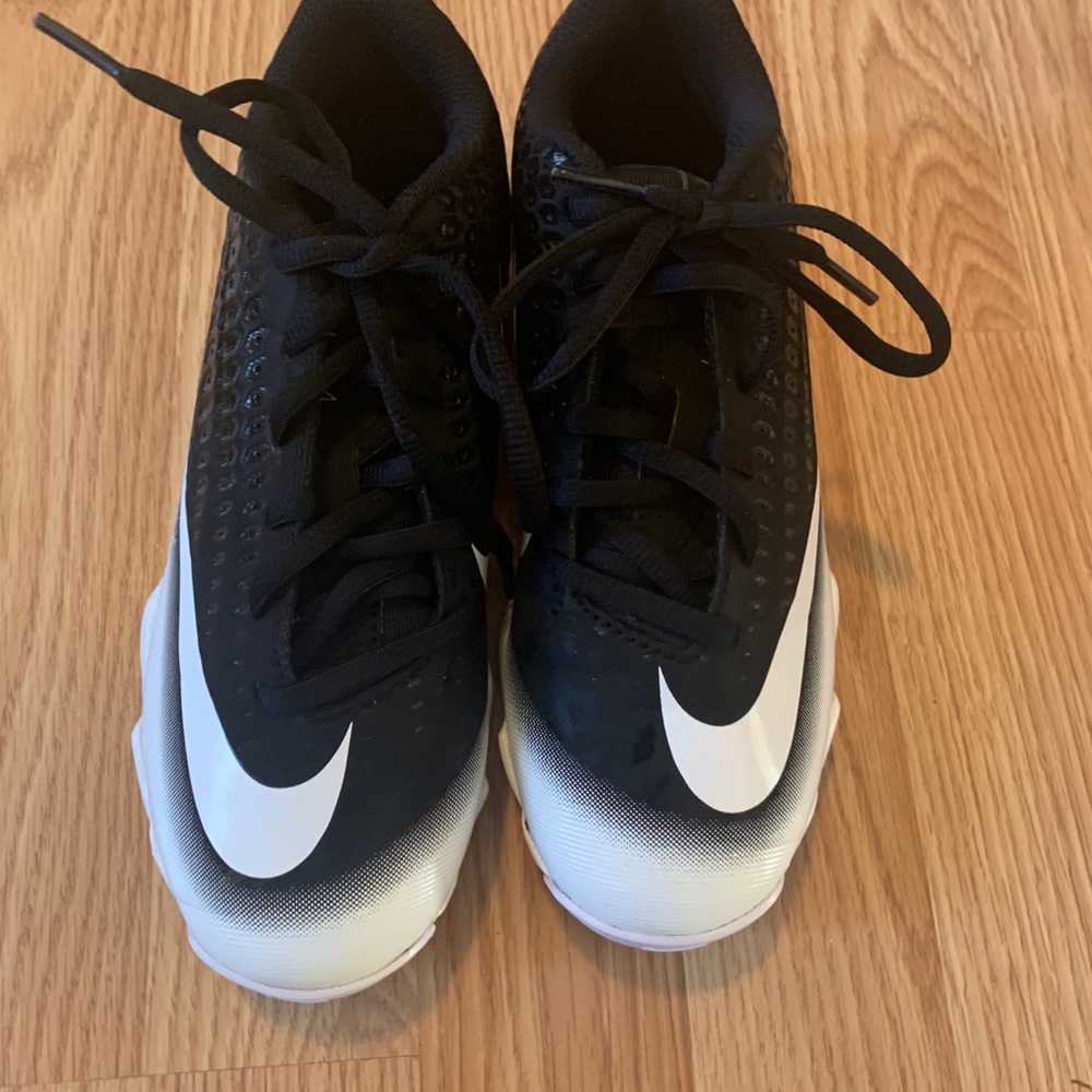 Girls Nike Softball Cleats size 2.5 - like new!